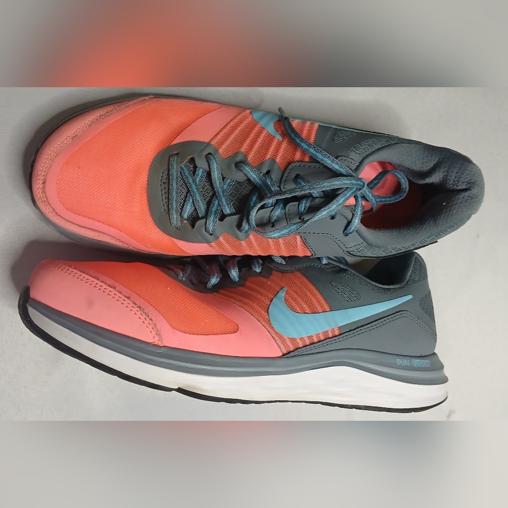 Women's Nike orange shoes Size-8.5 lightly worn